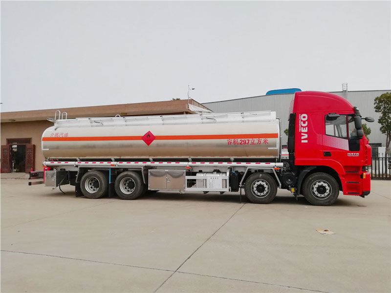 上汽紅巖29.7方前四后八鋁合金運油車，20噸運油車