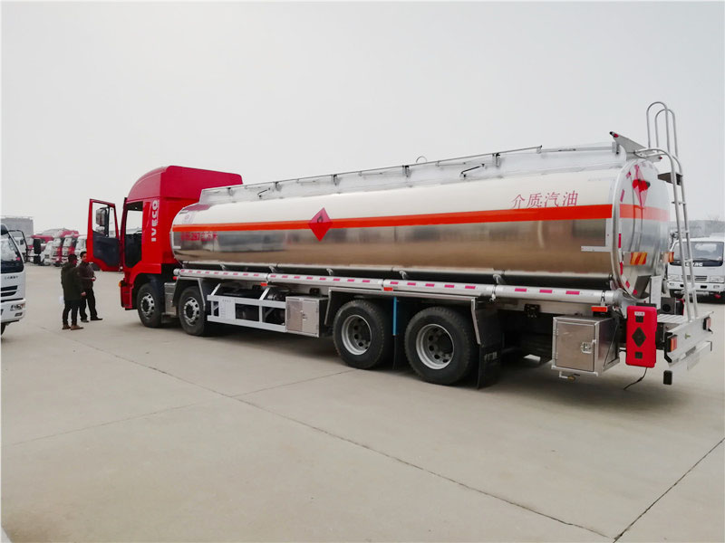 上汽紅巖29.7方前四后八鋁合金運油車，20噸運油車